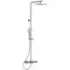 Duschsystem von Ideal Standard mit einem Hauptduschkopf und Handbrause, montiert an einer vertikalen Stange, zeigt eine Chrom-Oberfläche und zugehörige Steuerungsteile.